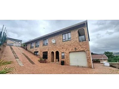3 Bedroom House To Rent in Chatsworth - IDPr.webp