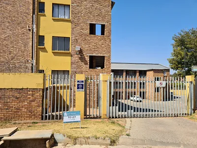 2 Bedroom Apartment To Rent in Roodepoort - img