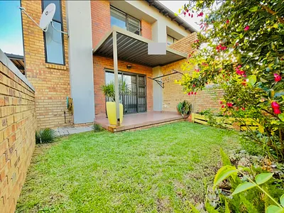 2 Bedroom Townhouse For Sale in Roodepoort - 3Sp8.webp