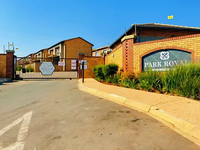 2 Bedroom Townhouse For Sale in Roodepoort - odZ7.webp