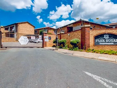 2 Bedroom Townhouse To Rent in Roodepoort - yR3q.webp
