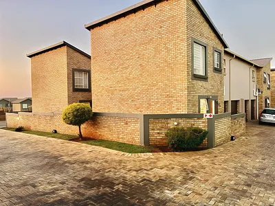 3 Bedroom Townhouse For Sale in Roodepoort - img