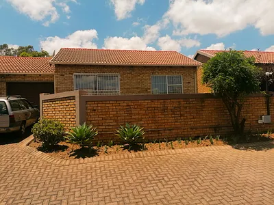 2 Bedroom Townhouse To Rent in Roodepoort - L8j3.webp