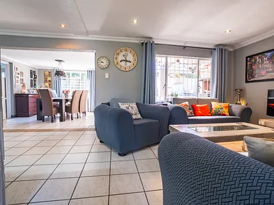 4 Bedroom House For Sale in Roodepoort - 6lNu.webp