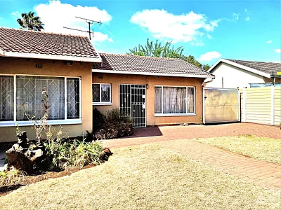 4 Bedroom House For Sale in Alberton - ZplS.webp