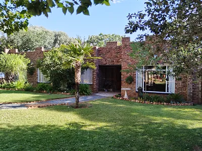 4 Bedroom House For Sale in Jan Kempdorp - 6gKW.webp