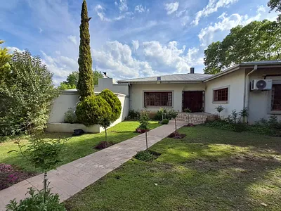 4 Bedroom House For Sale in Queenstown - sAEh.webp