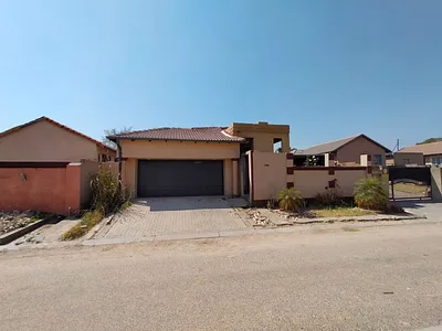 3 Bedroom House For Sale in Roodepoort - s3Pl.webp
