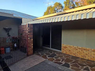 4 Bedroom House For Sale in Kimberley - 8JXX.webp