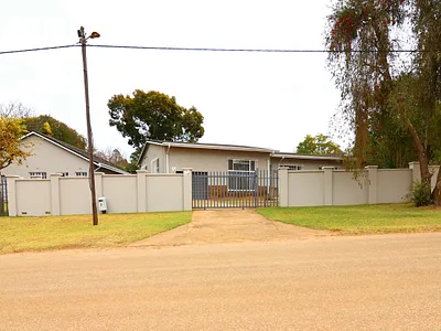 4 Bedroom House For Sale in Piet Retief - azr1.webp