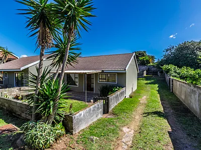 6 Bedroom House For Sale in Kaysers Beach - 31f3.webp