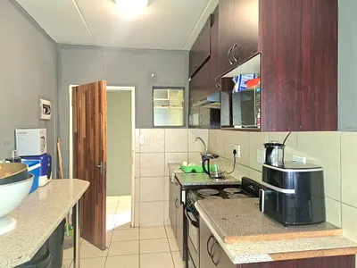 2 Bedroom Apartment For Sale in Roodepoort - rYXW.webp