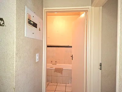 1 Bedroom Apartment For Sale in Roodepoort - pgdR.webp