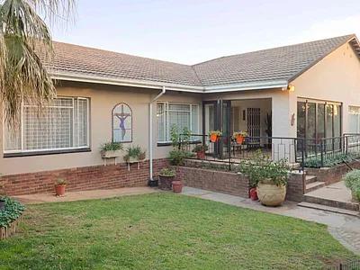 6 Bedroom House For Sale in Piet Retief - uUPC.webp