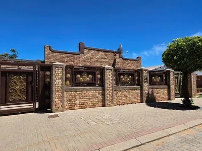 4 Bedroom House For Sale in Kimberley - s42u.webp