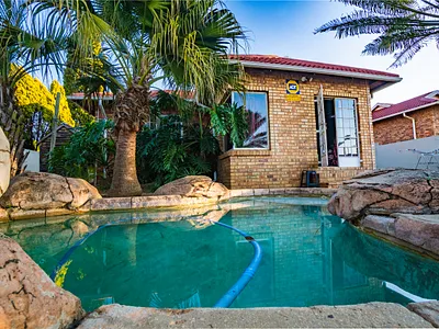 2 Bedroom Townhouse For Sale in Allen's Nek, Roodepoort - ztql.webp