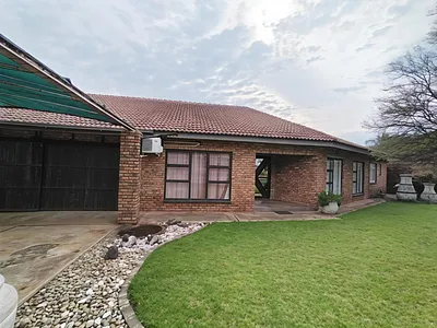 4 Bedroom House For Sale in Jan Kempdorp - IpHT.webp