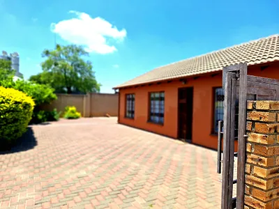 3 Bedroom House For Sale in Roodepoort - qdNy.webp