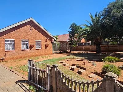 3 Bedroom House For Sale in Kimberley - Qnh6.webp