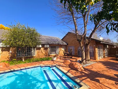 6 Bedroom House For Sale in Klerksdorp - kq1Y.webp