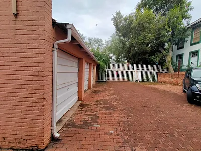 4 Bedroom Apartment For Sale in Windsor East, Randburg - hM9R.webp