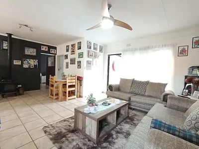 3 Bedroom House For Sale in Crystal Park, Benoni - svSq.webp