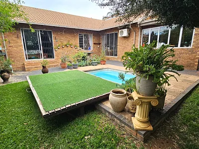 3 Bedroom Townhouse For Sale in Pretoria - EPK2.webp