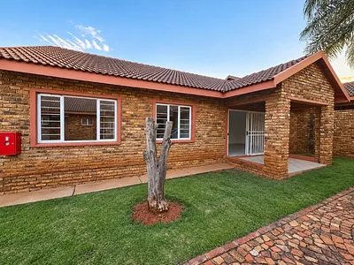 3 Bedroom Townhouse For Sale in Klerksdorp - img