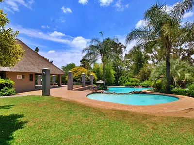 2 Bedroom Apartment For Sale in Randburg - Uu6J.webp