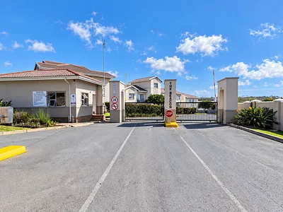 2 Bedroom Townhouse For Sale in East London - img