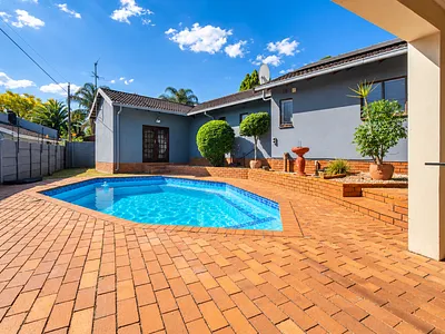 3 Bedroom House For Sale in Roodepoort - U5hf.webp