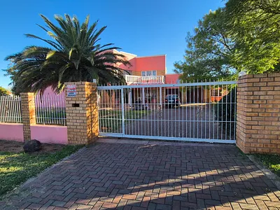 4 Bedroom House For Sale in Madeira Park, Queenstown - Q6WF.webp