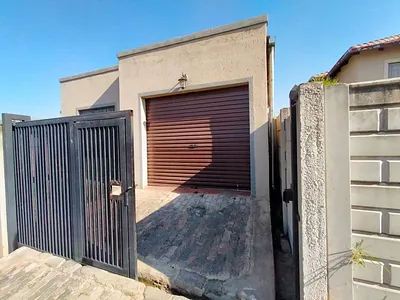 3 Bedroom House For Sale in Roodepoort - B3h6.webp