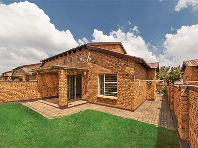 3 Bedroom Townhouse For Sale in Roodepoort - 8YmI.webp