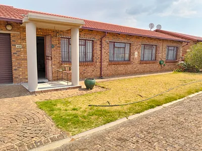 3 Bedroom Townhouse For Sale in Nigel - 9Sis.webp