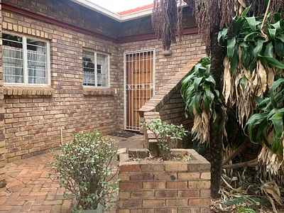 3 Bedroom Townhouse For Sale in Pretoria - 8KzM.webp