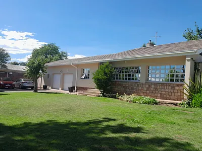 4 Bedroom House For Sale in Queenstown - rr46.webp
