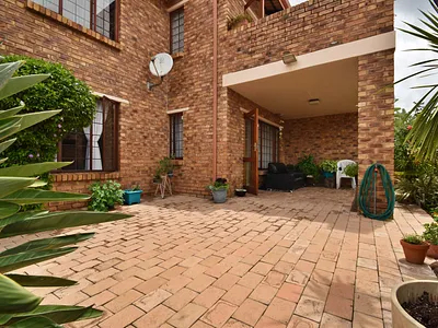 2 Bedroom Apartment For Sale in Randburg - Fe4E.webp