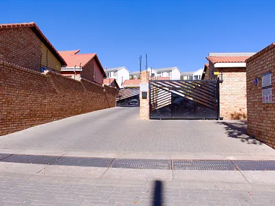 3 Bedroom Townhouse For Sale in Roodepoort - 4g4D.webp