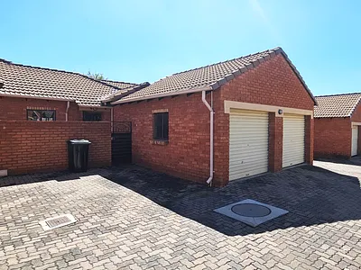 2 Bedroom Townhouse For Sale in Pretoria - 8tfG.webp