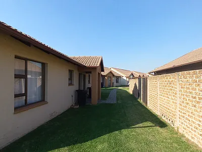 2 Bedroom Townhouse For Sale in Boksburg - 8af5.webp