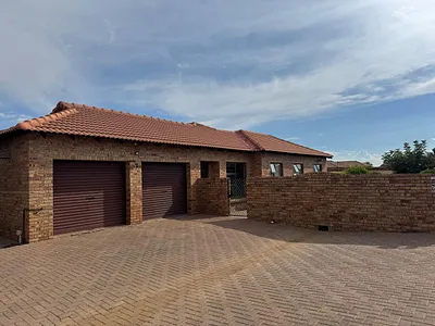 3 Bedroom Townhouse For Sale in Welkom - Qn7V.webp