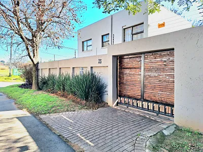 2 Bedroom House For Sale in Johannesburg - 7LEv.webp