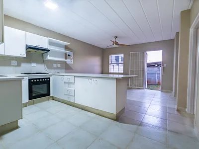 2 Bedroom Apartment To Rent in Roodepoort - img