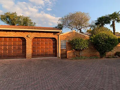 4 Bedroom Townhouse For Sale in Pretoria - img