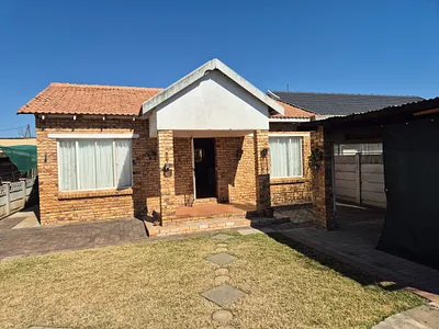 2 Bedroom House For Sale in Klerksdorp - l0hH.webp