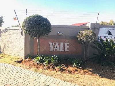 2 Bedroom Apartment For Sale in Roodepoort - img