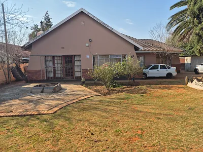 3 Bedroom House For Sale in Klerksdorp - 4Jm5.webp