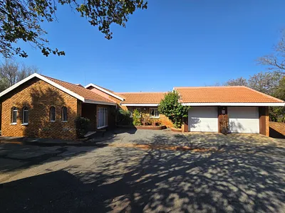 4 Bedroom House For Sale in Klerksdorp - ej0W.webp