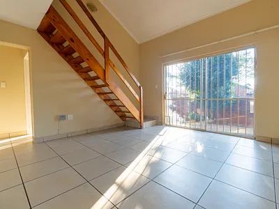 3 Bedroom Townhouse For Sale in Roodepoort - ljeW.webp